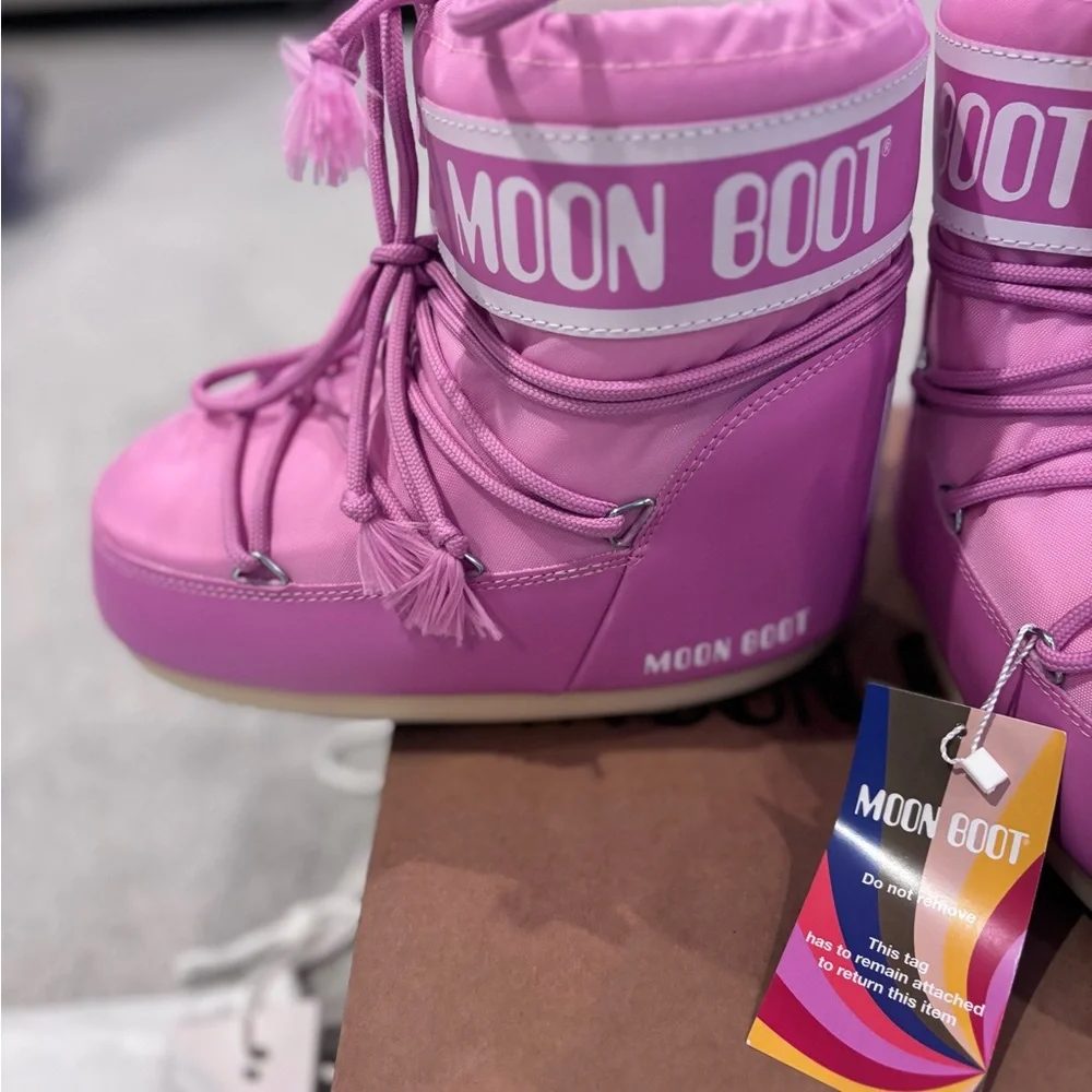 Women’s Moon Boots Vibrant Pink Winter Boots - Picture 4 of 10